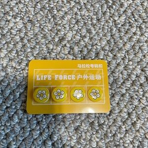 4 pc Daisy Race Bib Clips Yellow